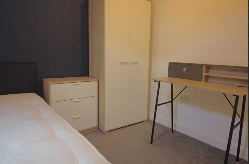 St. Andrews Street - OFFER BELOW!!! - Thumbnail 6